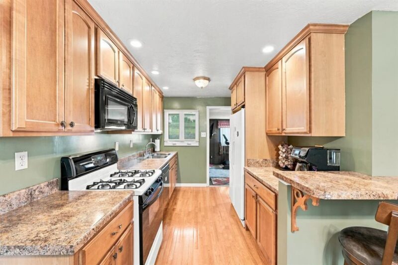 675 Meadow LANE — photo 4
