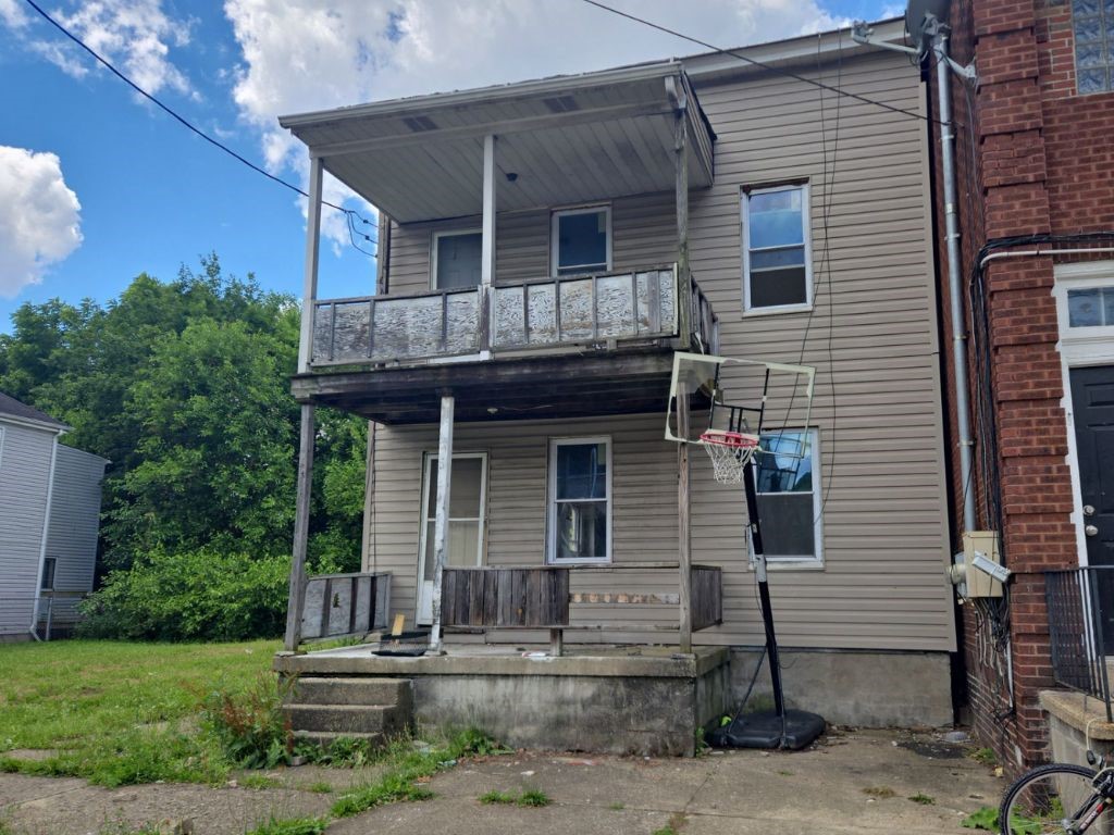 627 Olive Ln — photo 1