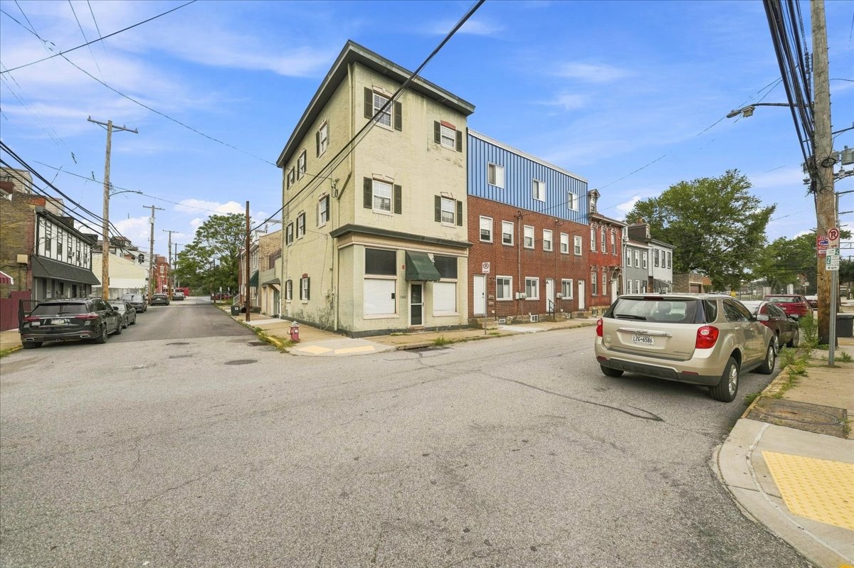 1101 Sarah STREET — photo 1