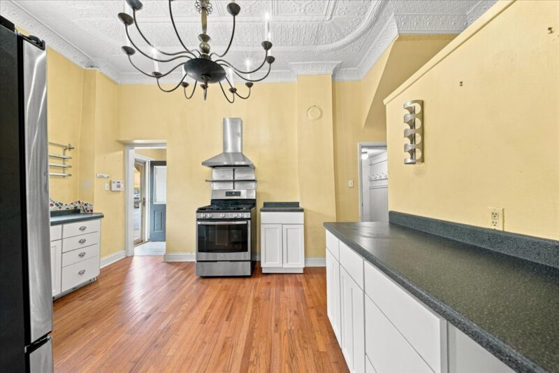 1101 Sarah STREET — photo 4