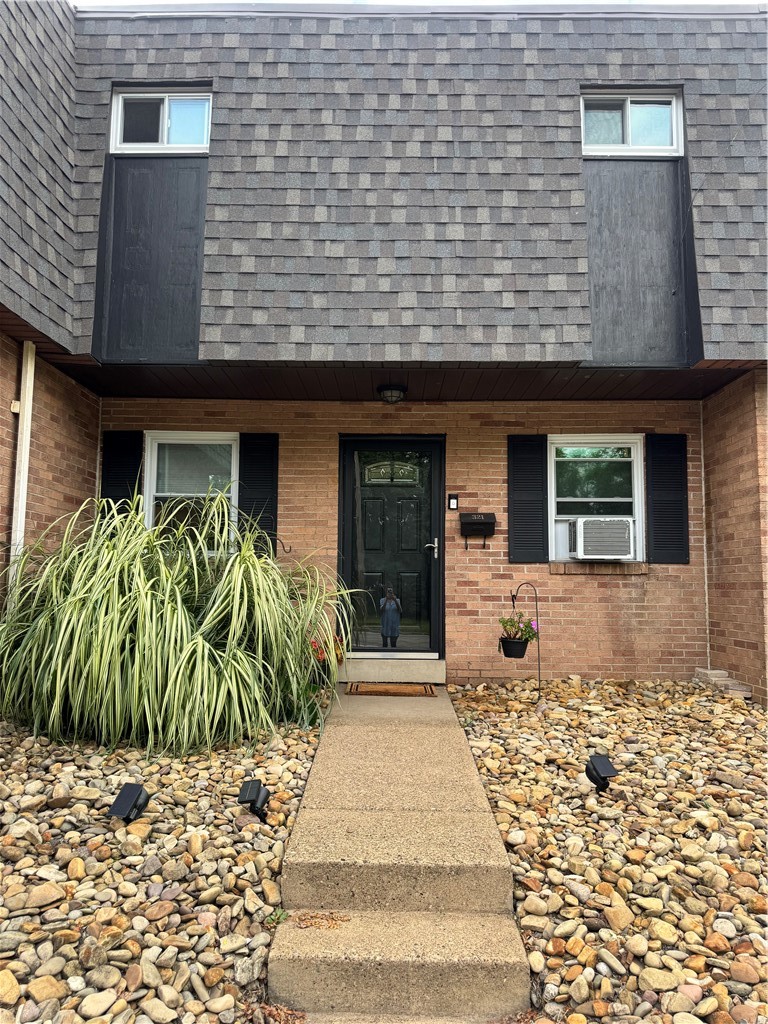 321 Thompson — photo 1