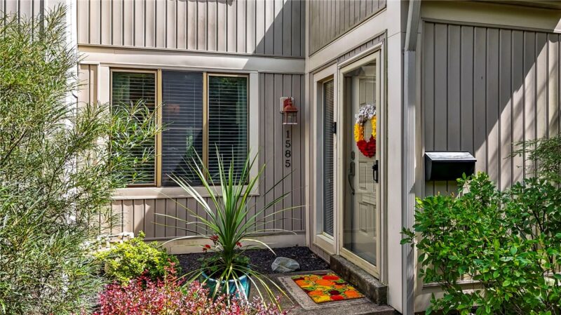 1585 Pineview Dr — photo 2