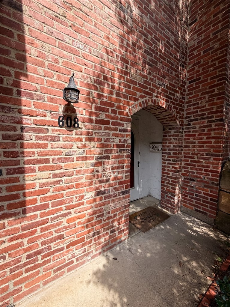608 Maplewood Ct — photo 3