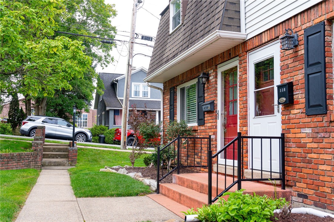 112 W Vincent — photo 1