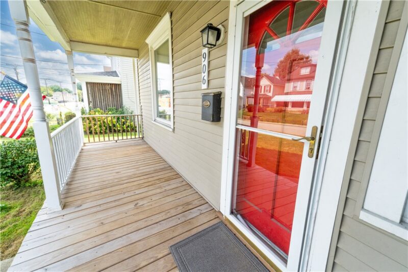 906 Summit St — photo 2