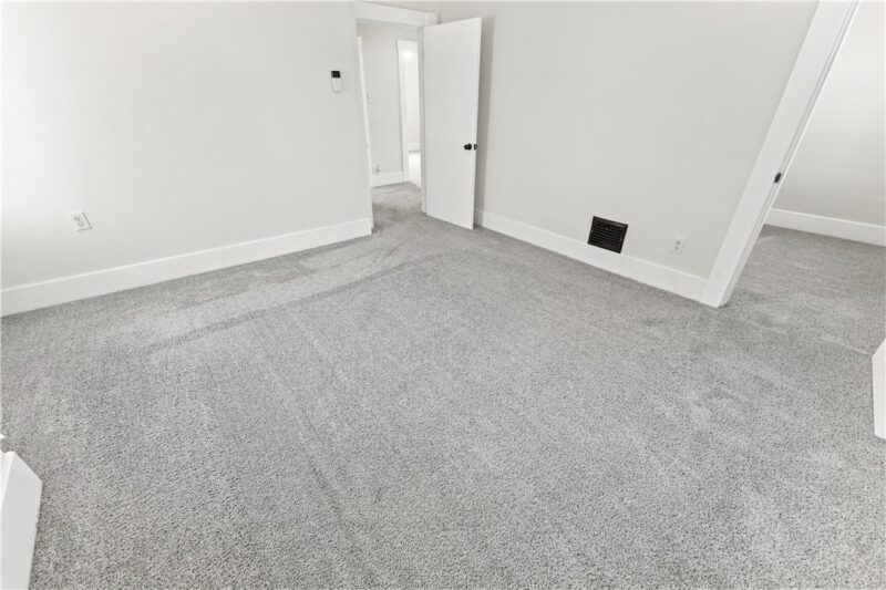 906 Summit St — photo 3