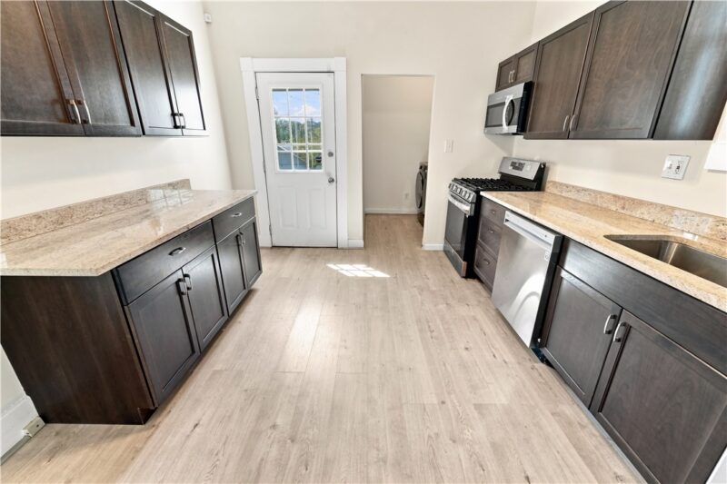 906 Summit St — photo 8