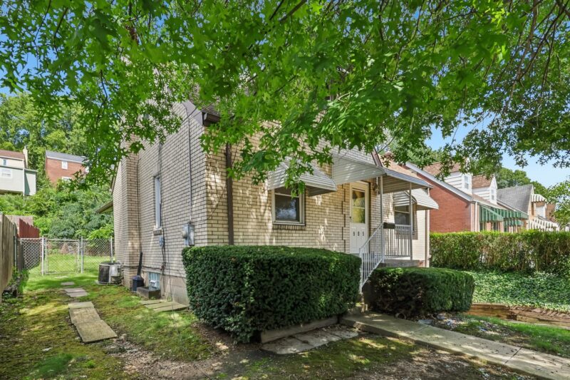 905 Howden St — photo 3