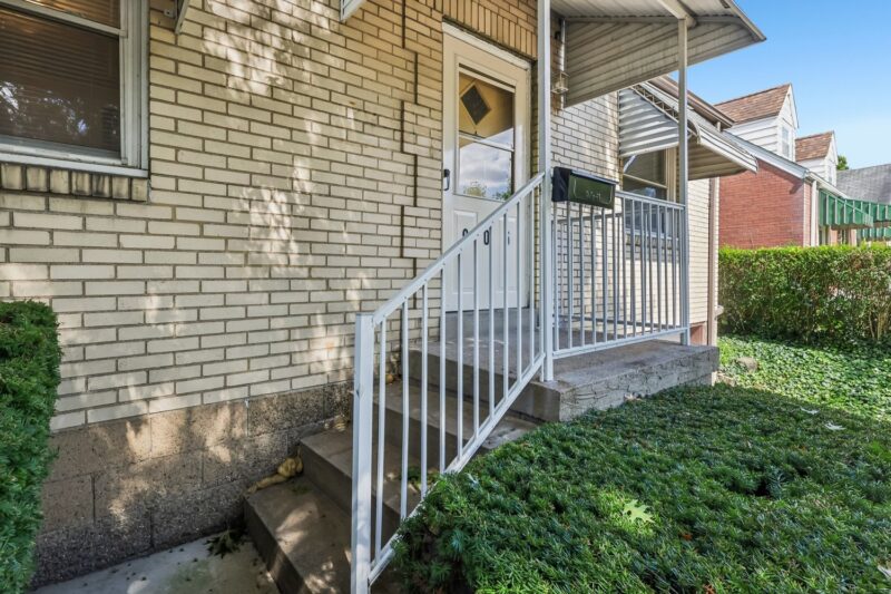 905 Howden St — photo 4