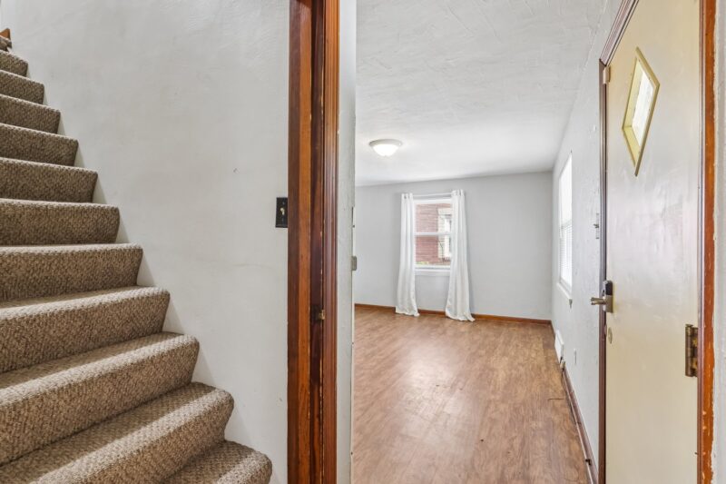 905 Howden St — photo 5
