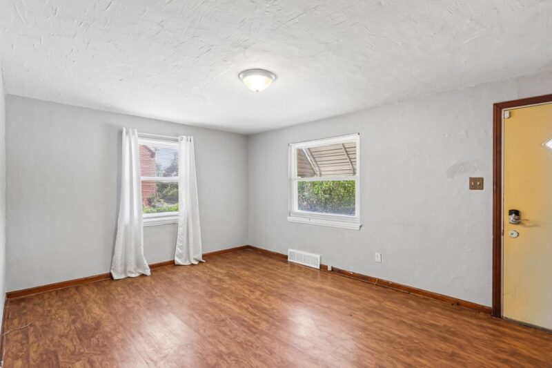 905 Howden St — photo 6