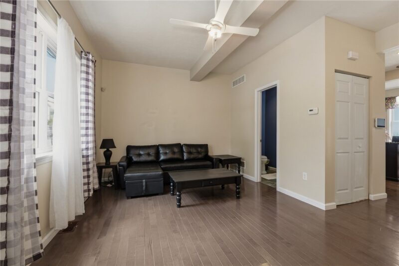 2323 Sierra St. — photo 2