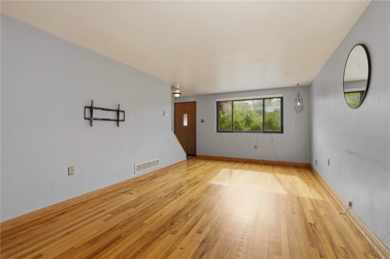 2724 Dwight Ave — photo 4