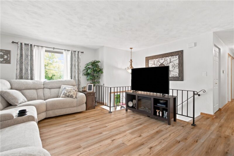 470 Crestview Dr — photo 4