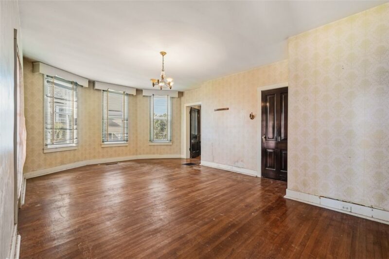 612 E Brady St — photo 7