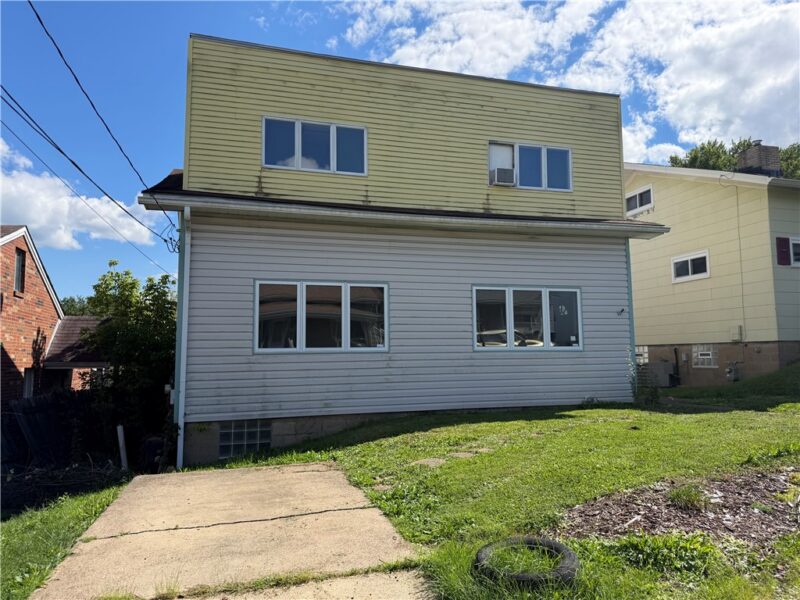205 University St — photo 2