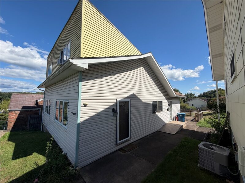 205 University St — photo 3