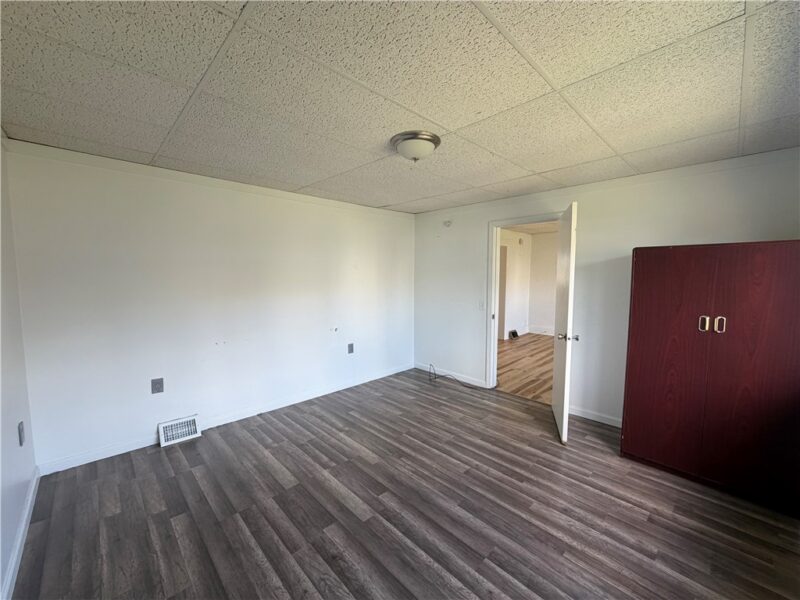 205 University St — photo 7
