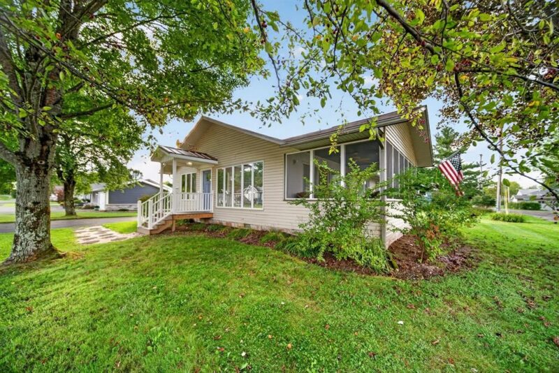 10828 SARGENT Street — photo 2