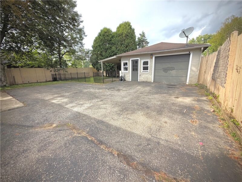 1406 Roemer Blvd — photo 5