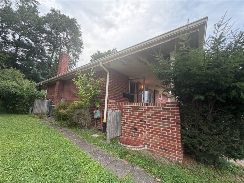 311 Larch Ln — photo 2
