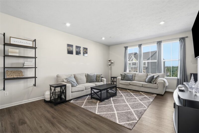 458 Greenwood Dr — photo 2