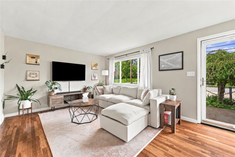 942 Lindsay Rd — photo 4