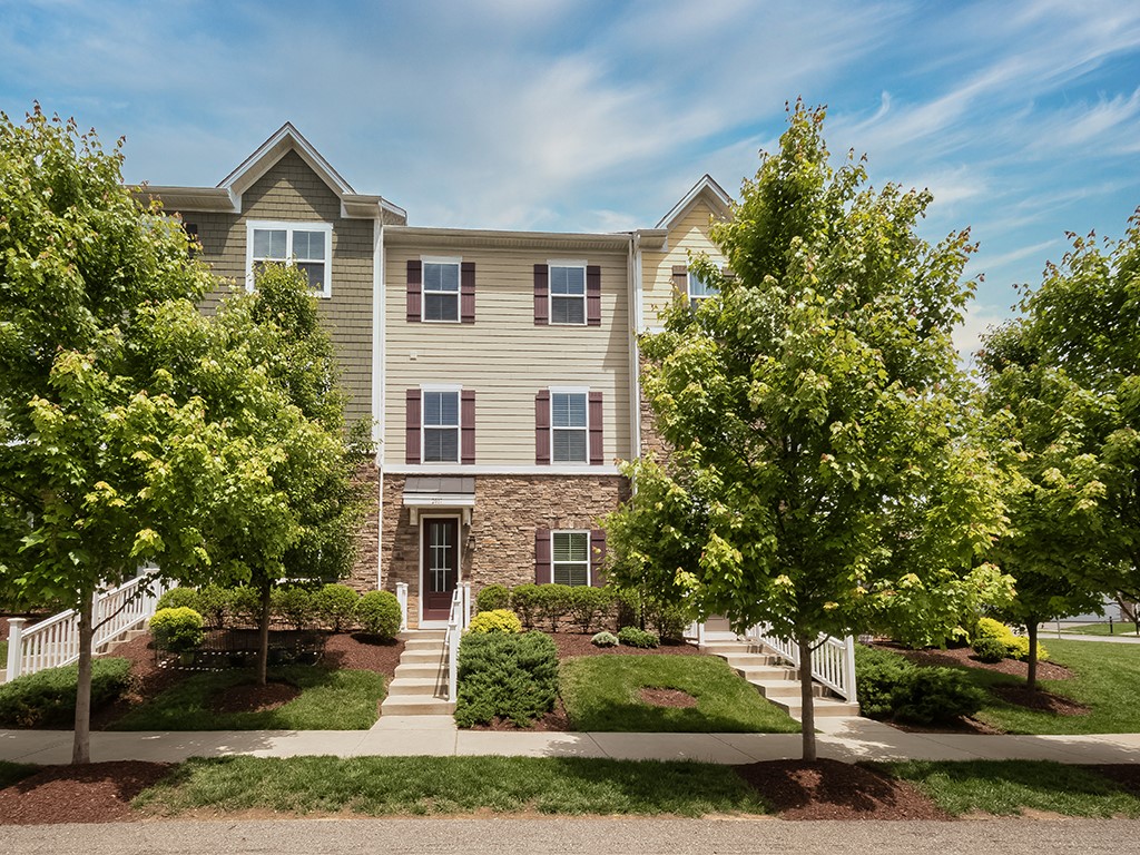 2017 Hemlock Ln — photo 1
