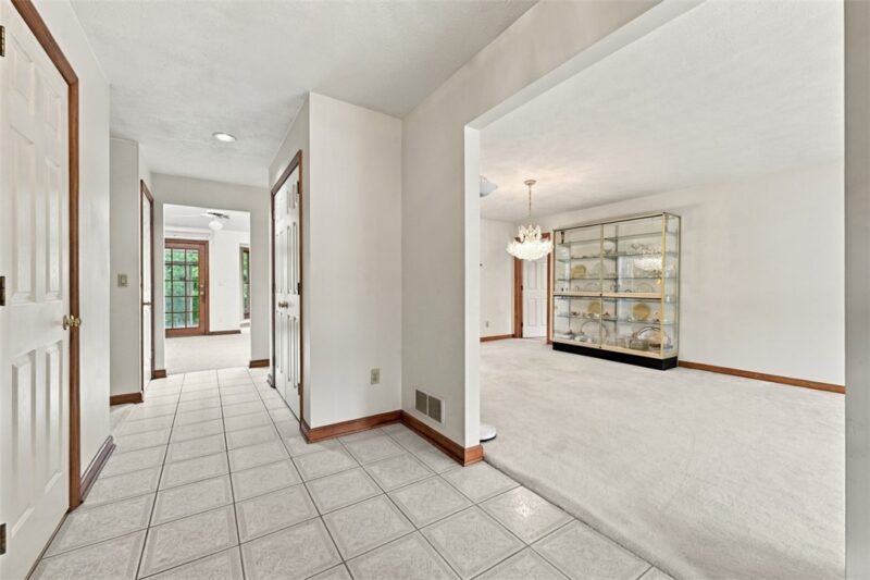 202 Elmhurst Circle — photo 8