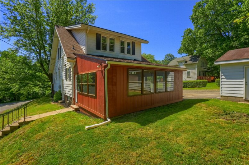 1919 Mercer Road — photo 2