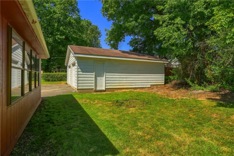 1919 Mercer Road — photo 3