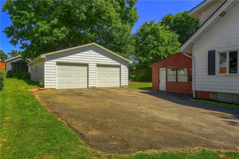 1919 Mercer Road — photo 4