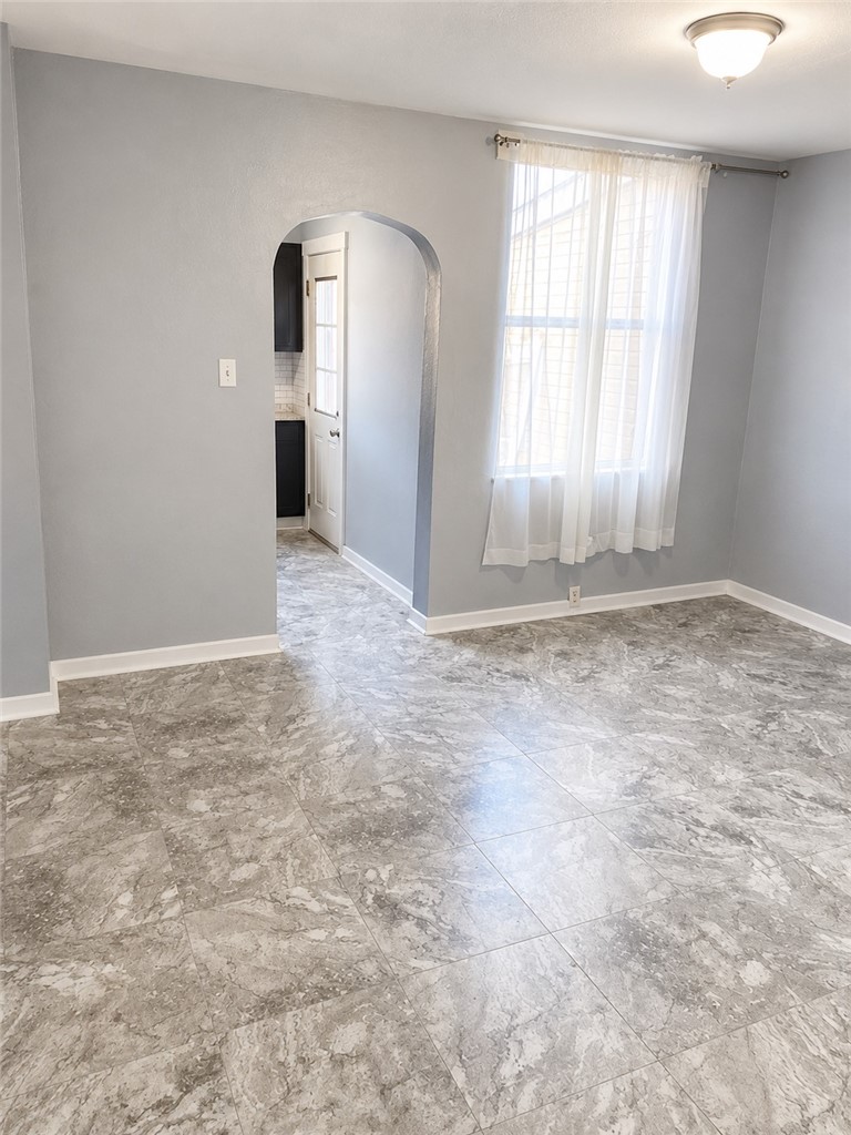 906 Broadway Ave — photo 4