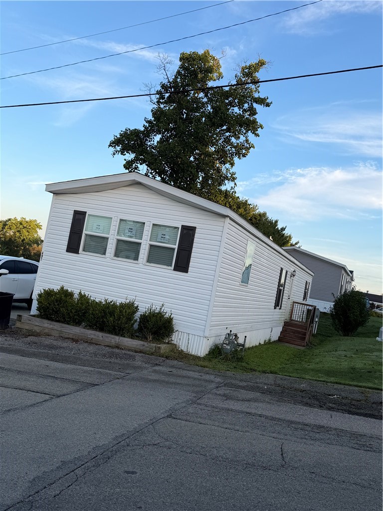 697 Regent Dr — photo 2
