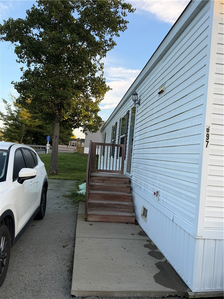 697 Regent Dr — photo 3