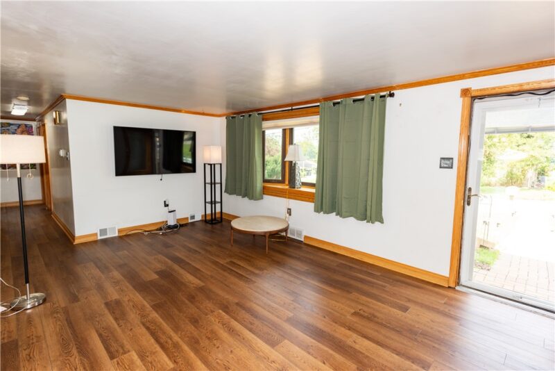 387 Harold St — photo 3