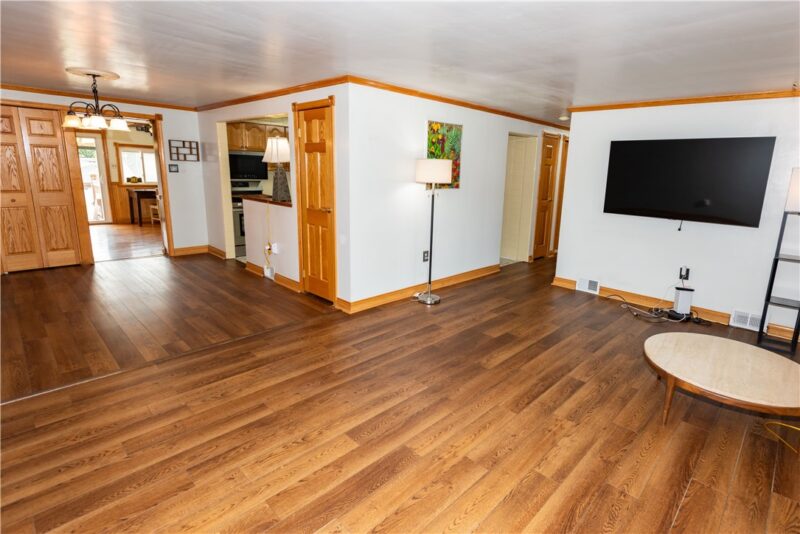 387 Harold St — photo 4