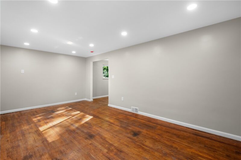 213 Oak St — photo 8