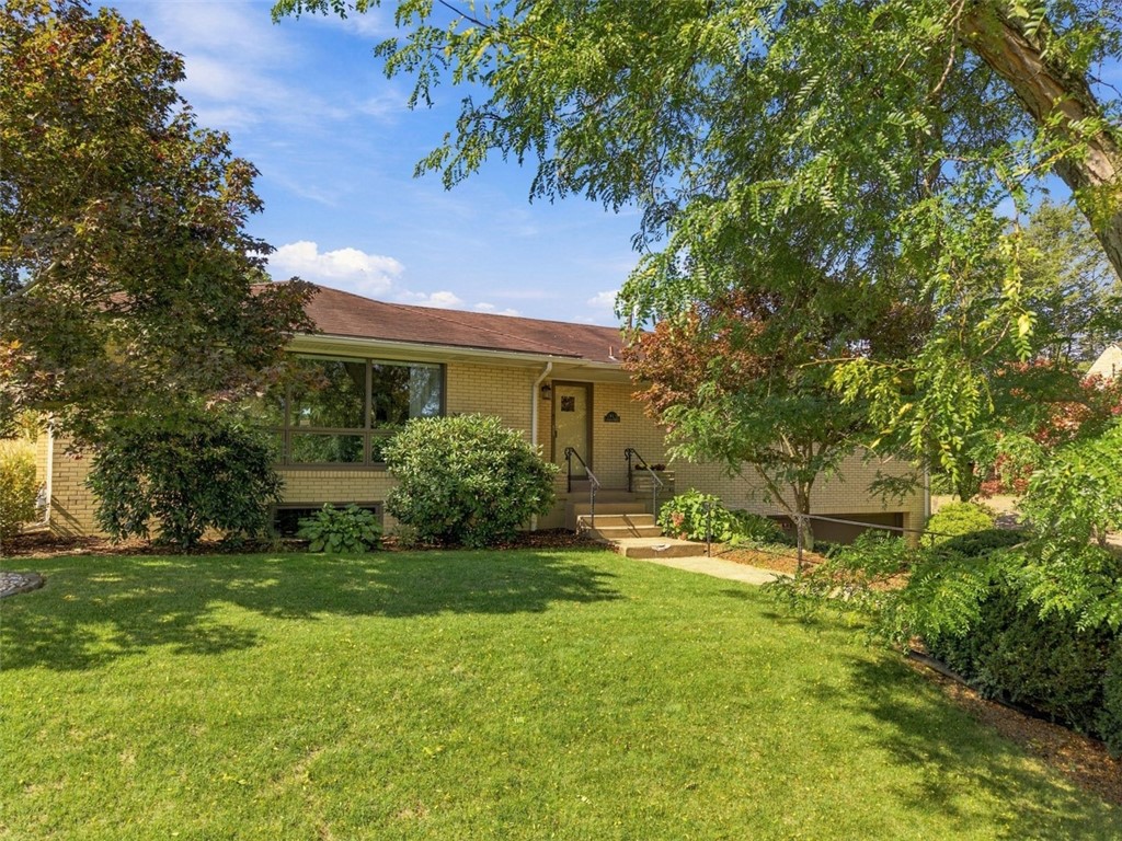 13 Carleton Dr — photo 1