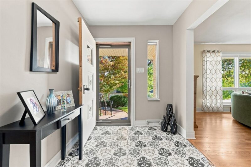 13 Carleton Dr — photo 2
