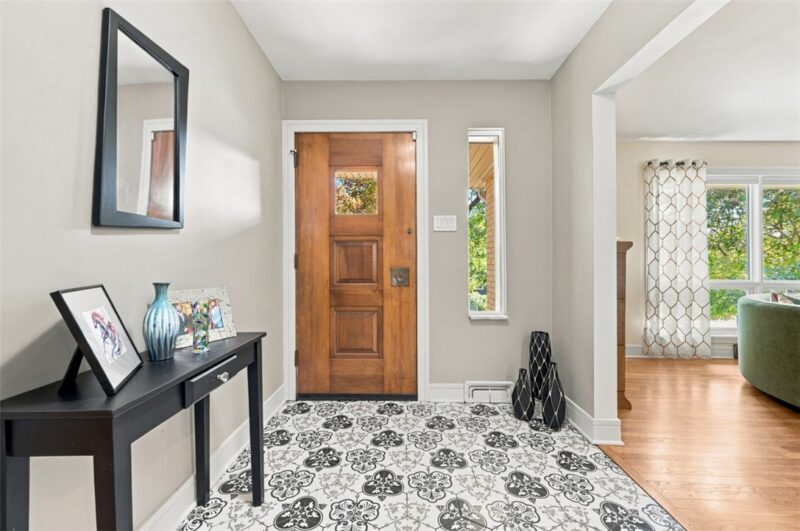 13 Carleton Dr — photo 3