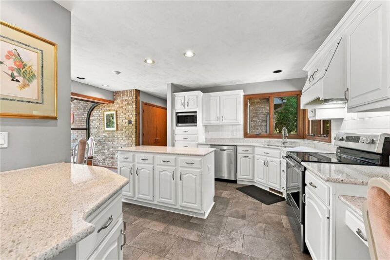 10040 Firethorn Dr. — photo 8