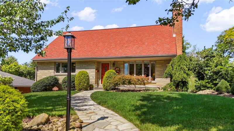 1050 Larchdale Drive — photo 2