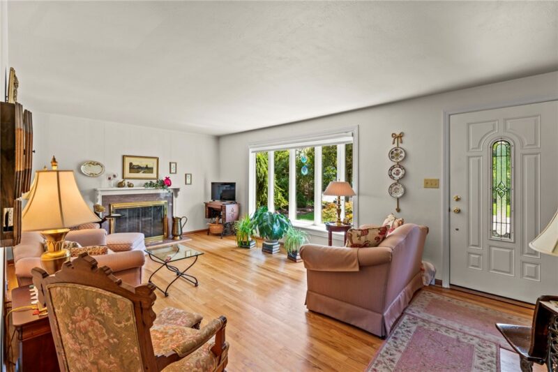 1050 Larchdale Drive — photo 4