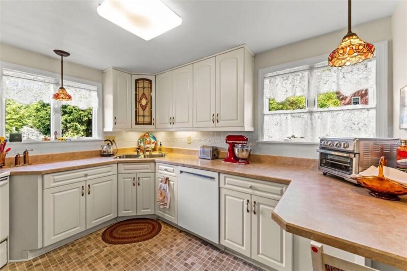 1050 Larchdale Drive — photo 7