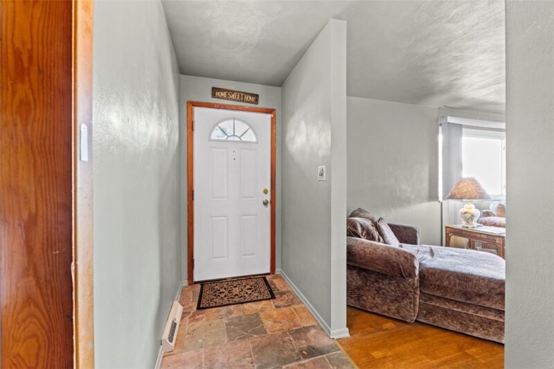 910 White Drive — photo 2