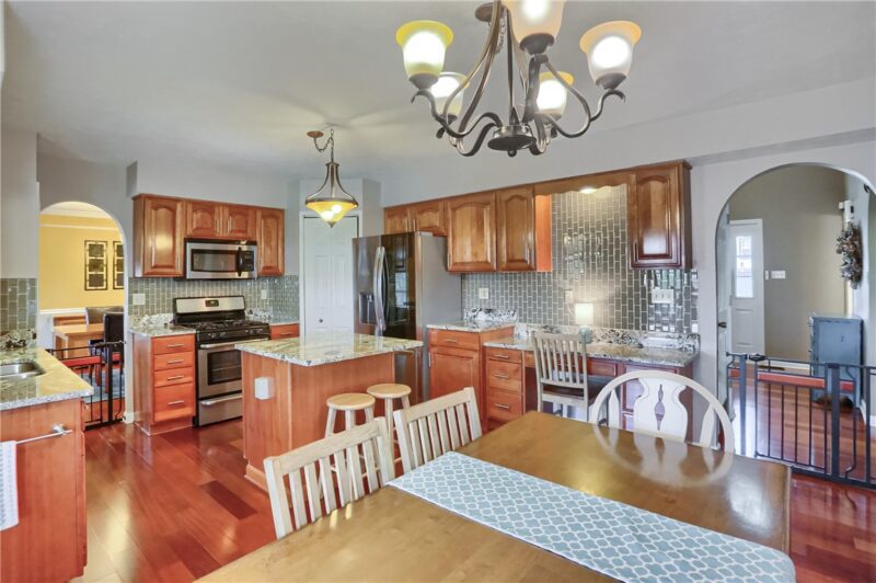 412 Commodore Drive — photo 7
