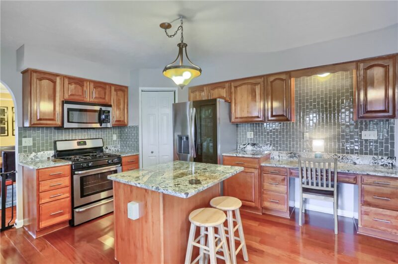 412 Commodore Drive — photo 8