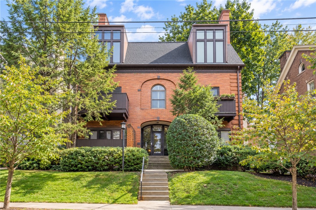 5922 Howe Street 204 — photo 1