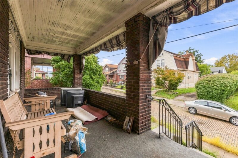 418 Charles St — photo 2